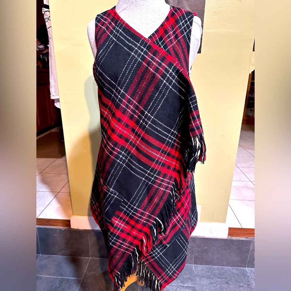 Democracy Shawl Women Med Red Multicolor Tartan Plaid Sleeveless Vest w/Pockets.